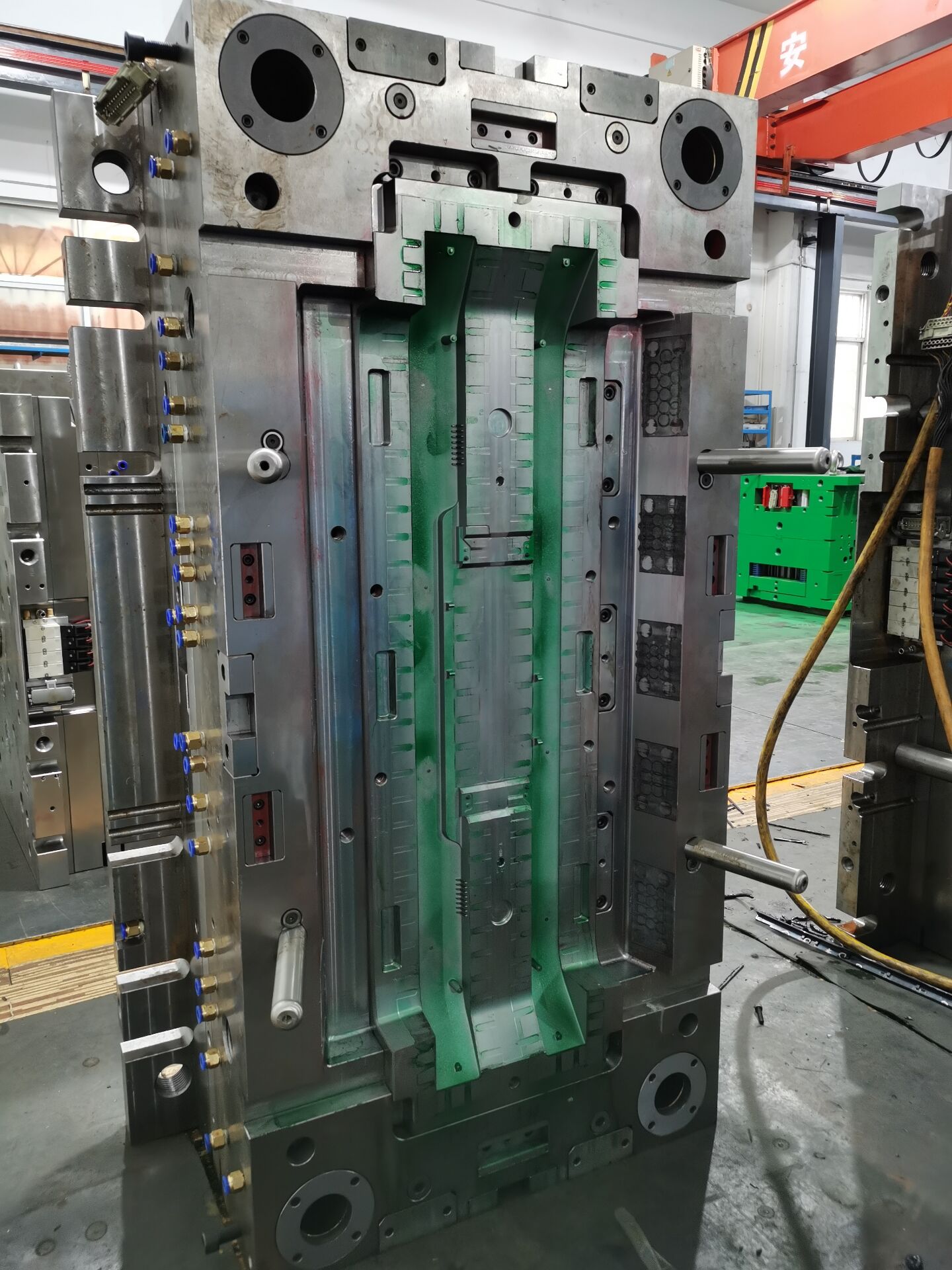 large size injection mold